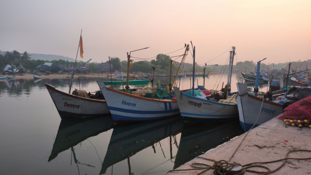 Fishing boats over Mandava river